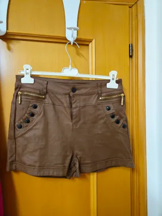 Pantaloncini marroni con zip dorate