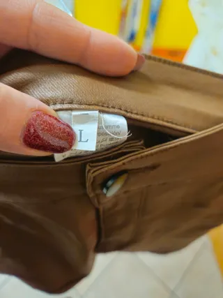 Pantaloncini marroni con zip dorate