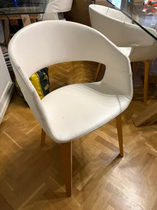 Sillas de cuero y madera