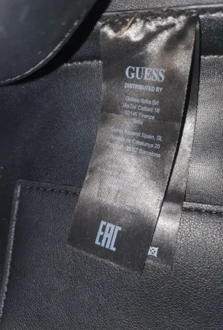 Bolso Guess Ella Bucket Negro y Blanco