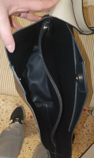 Bolso Guess Ella Bucket Negro y Blanco