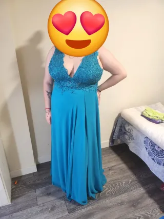 Vestido largo azul con encaje