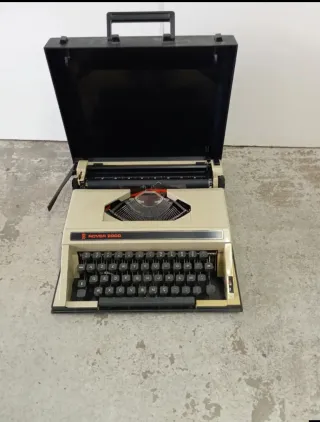 Máquina de escrever ROVER 2000