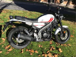 Yamaha XSR 125 Blanca y Roja