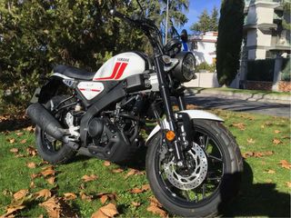 Yamaha XSR 125 Blanca y Roja