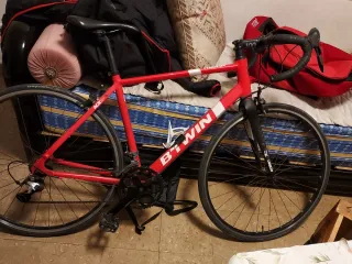 Bicicleta de carretera Btwin Roja