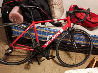 Bicicleta de carretera Btwin Roja