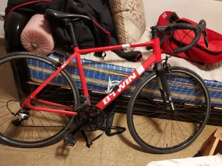Bicicleta de carretera Btwin Roja