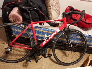 Bicicleta de carretera Btwin Roja
