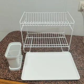 Sgocciolatore per piatti a due livelli con porta-coltelli