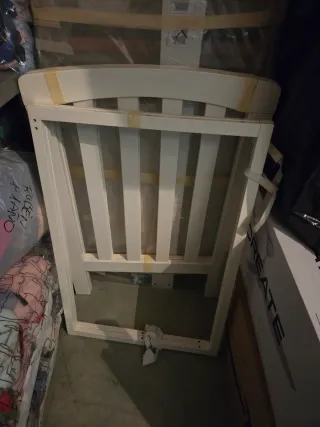 Cuna de madera blanca