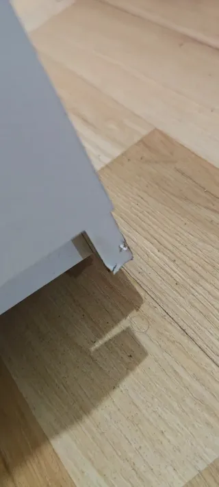 Mesita de noche blanca Ikea con ruedas