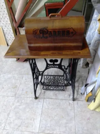 Máquina de coser antigua de mesa