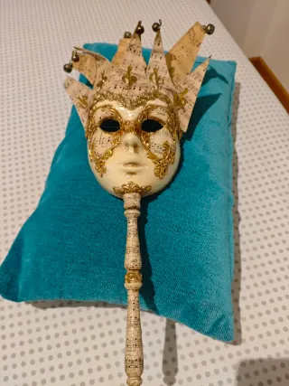 Máscara veneciana con partitura