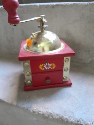 Molinillo de café rojo con cajón