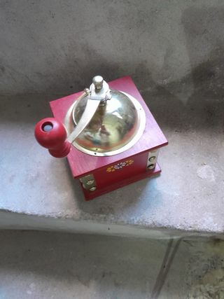 Molinillo de café rojo con cajón