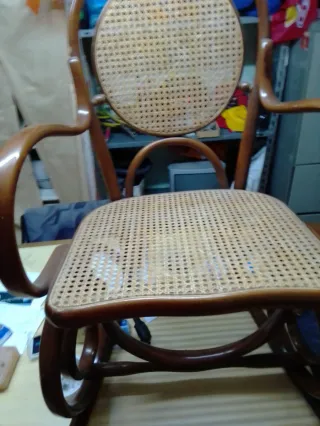 Mecedora antigua de madera y mimbre