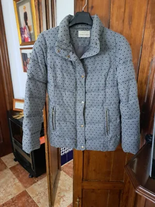 Chaquetón acolchado gris lunaritos negros