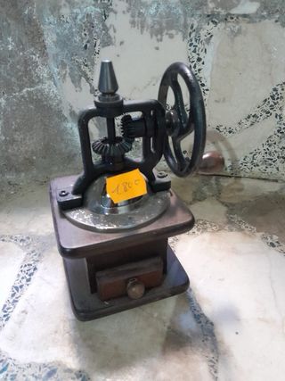 Molinillo de café pequeño de madera y hierro