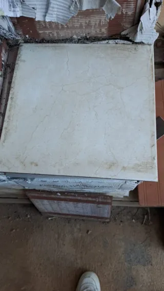 Dos palets de baldosas ceramicas