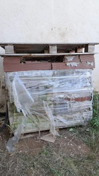 Dos palets de baldosas ceramicas