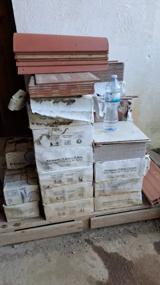 Dos palets de baldosas ceramicas