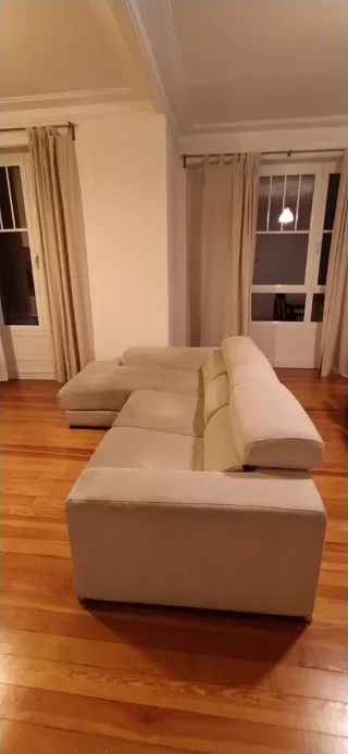 Sofá chaise longue de tela beige