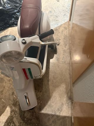 Moto Vespa Eléctrica Infantil Blanca