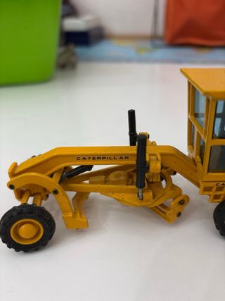 Set de dos juguetes metálicos.