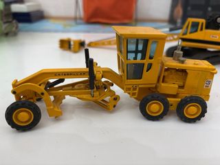 Set de dos juguetes metálicos.