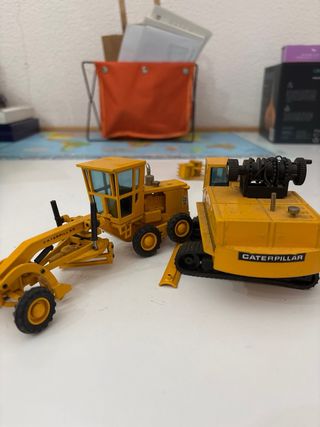 Set de dos juguetes metálicos.