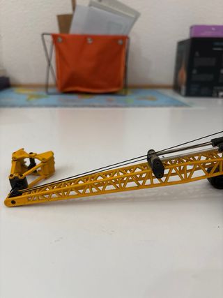 Set de dos juguetes metálicos.