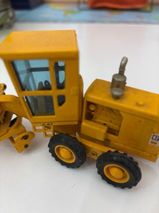 Set de dos juguetes metálicos.