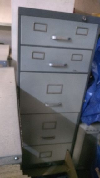 Archivador de oficina metálico gris