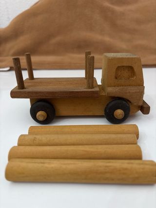 Camión de madera antiguo de juguete