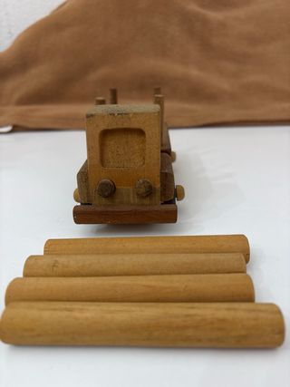 Camión de madera antiguo de juguete