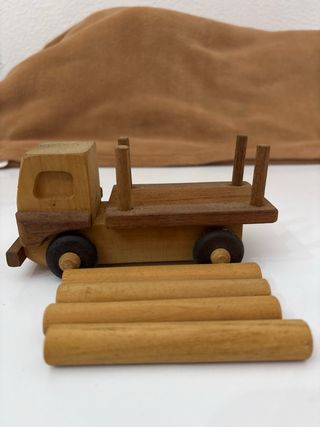 Camión de madera antiguo de juguete
