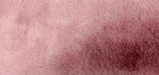 Bufanda peluche rosa con broche