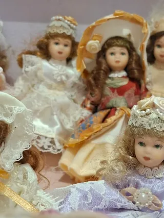 Muñeca antigua de porcelana vestido rojo