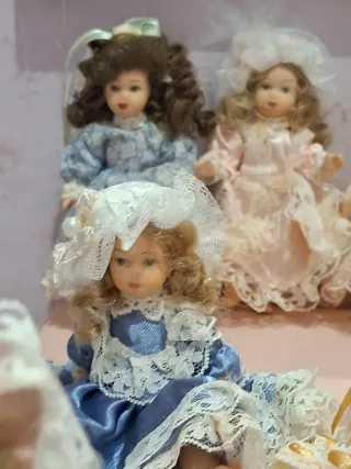 Muñeca antigua de porcelana vestido rojo