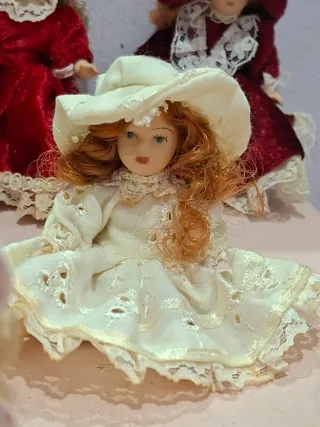 Muñeca antigua de porcelana vestido rojo