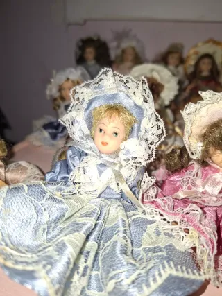 Muñeca antigua de porcelana vestido rojo