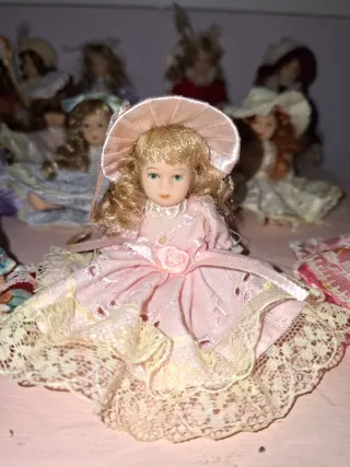 Muñeca antigua de porcelana vestido rojo