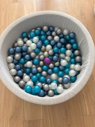 Piscina de bolas infantil gris con pelotas azules