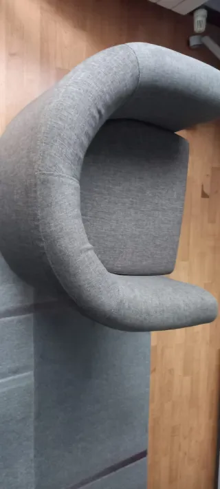 Sillón tapizado gris