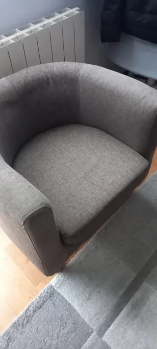 Sillón tapizado gris
