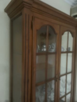 Vitrina de madera y cristal