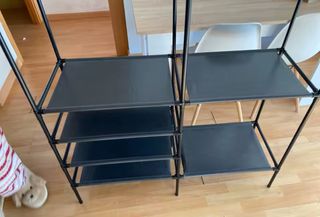 Armario abierto con estantes y perchero nuevo