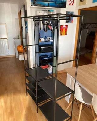 Armario abierto con estantes y perchero nuevo