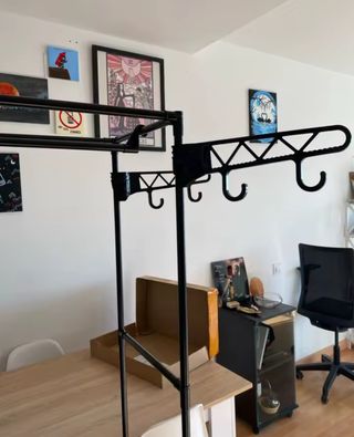 Armario abierto con estantes y perchero nuevo